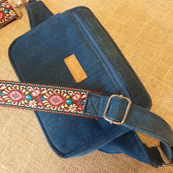 Sac banane en jeans bleu et sangle bohème