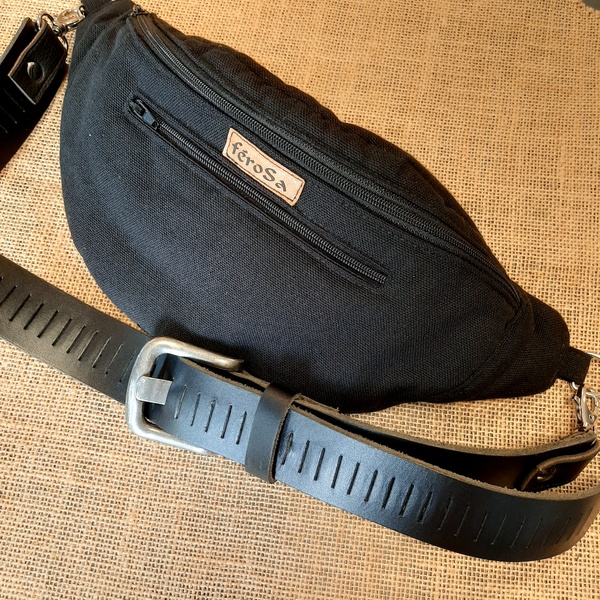 Sac banane noir avec ceinture en cuir.