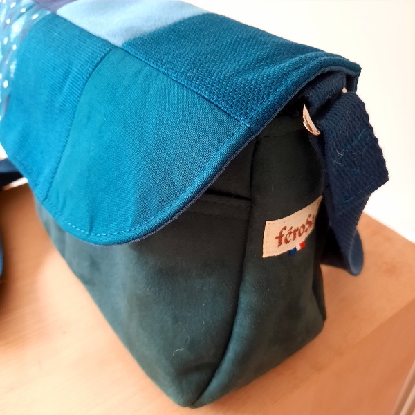 Sac bandoulière vert et bleu, rabat patchwork – Image 3