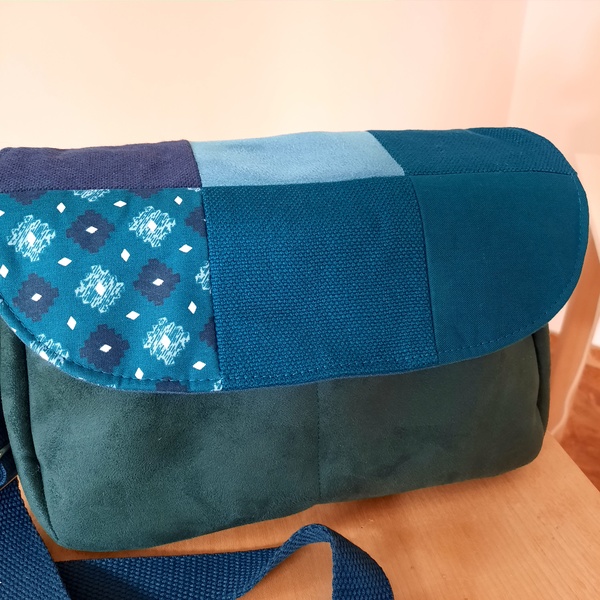 Sac bandoulière vert et bleu, rabat patchwork – Image 2