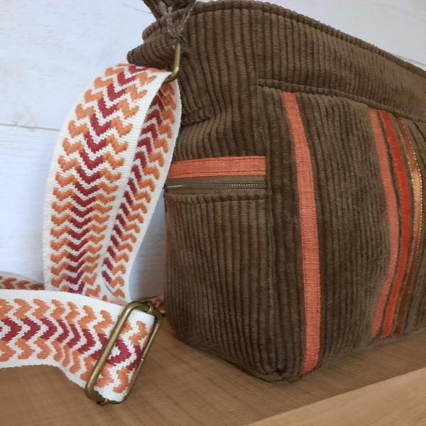 Sac bandoulière en velours marron – Image 4