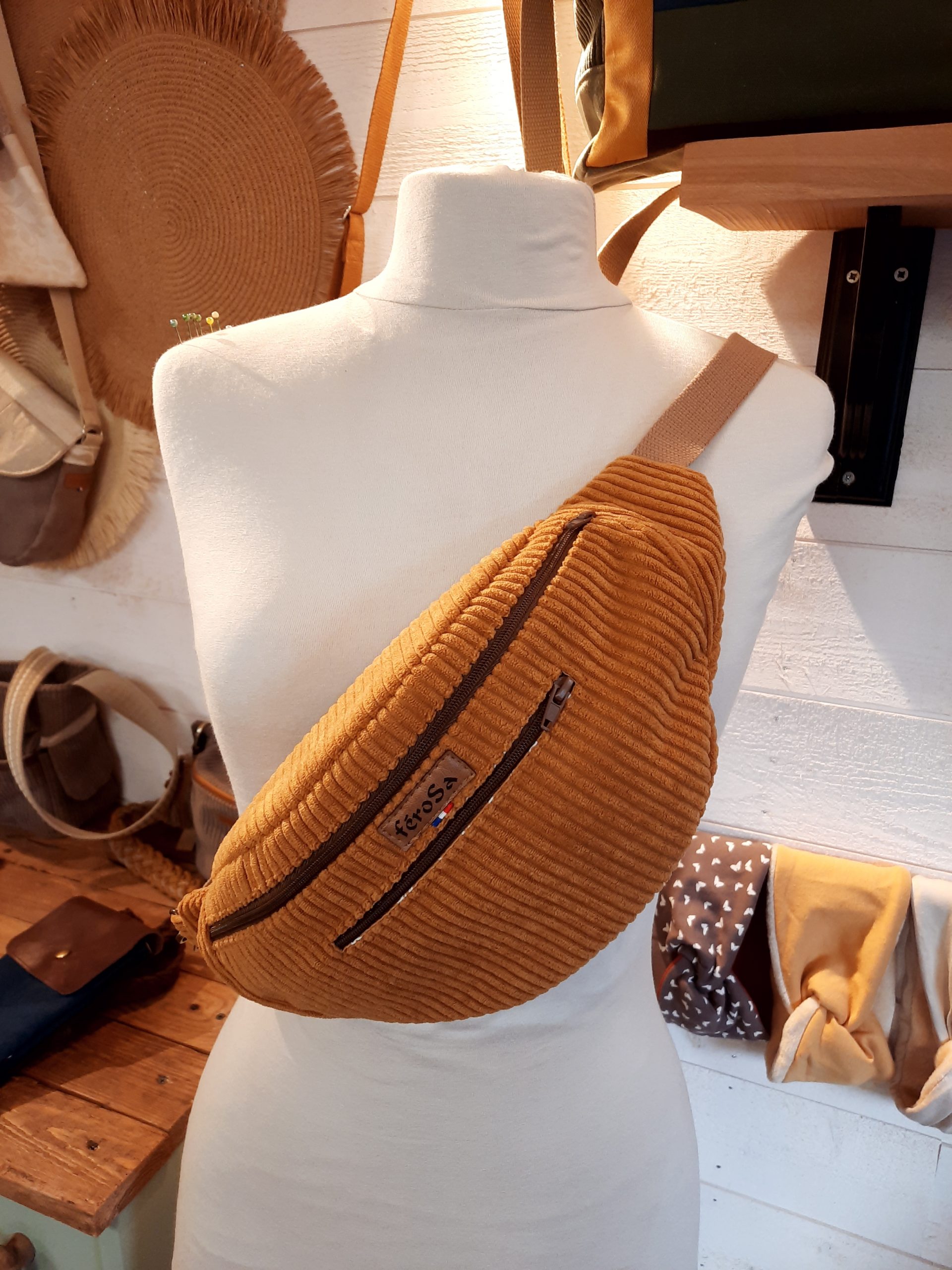 Sac banane en velours jaune – Image 2