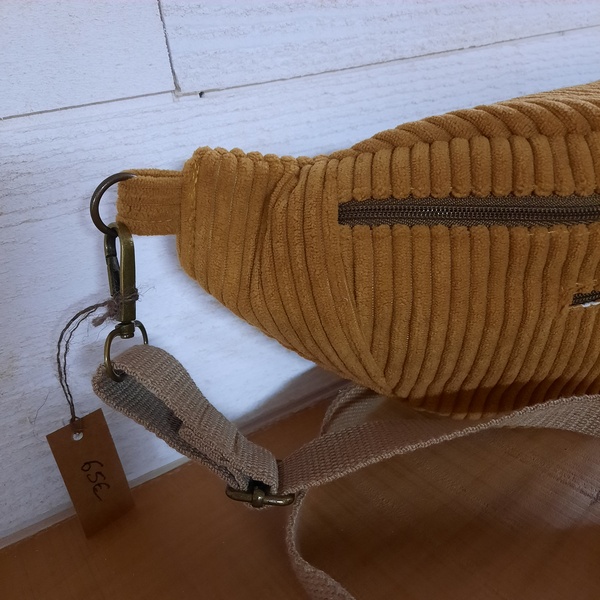 Sac banane en velours jaune – Image 9